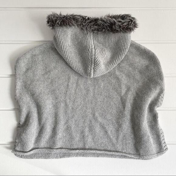 GAP Kids Grey Cable Knit Faux Fur Sweater Poncho Size XS LIKE NEW - Picture 3 of 9